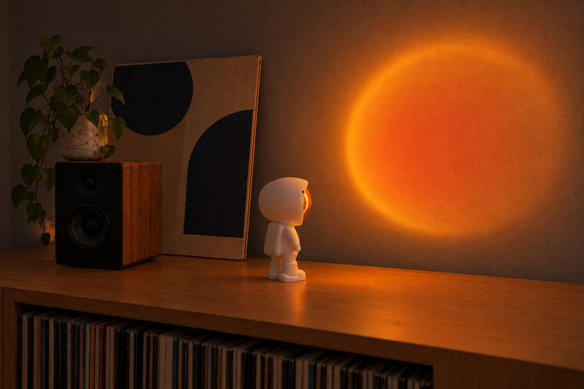 Astro Sunset – Rechargeable Astronaut Sunset Lamp with the light switched on